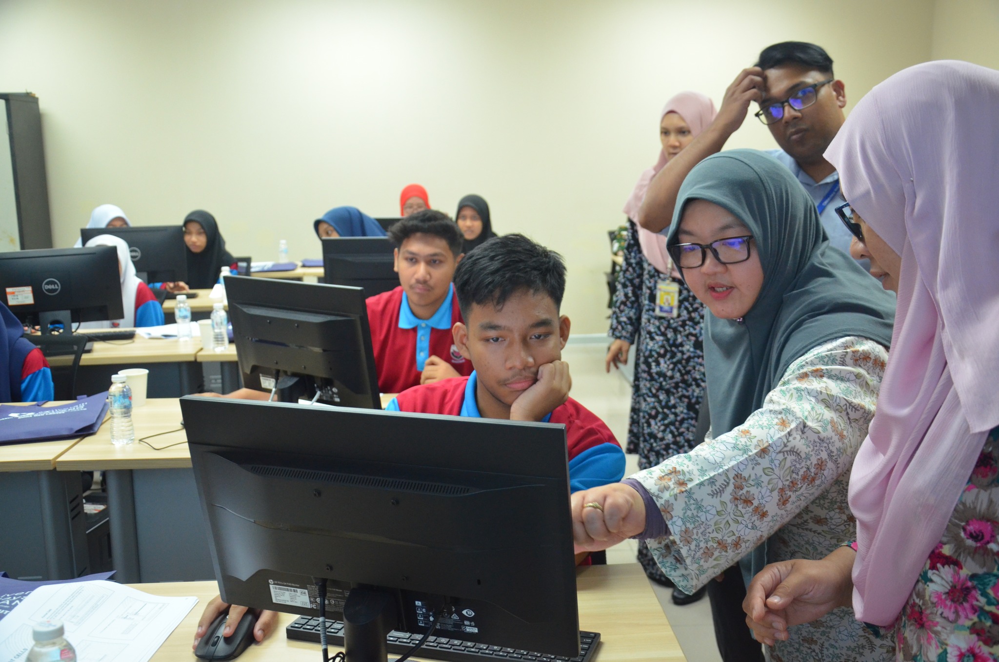 MENGILHAMI GENERASI MUDA: PROGRAM KHIDMAT MASYARAKAT ‘EXCEL FOR BEGINNERS’ BERSAMA SMK GAMBANG